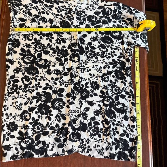 Basic Editions Black and White Floral Sweater - Picture 7 of 7